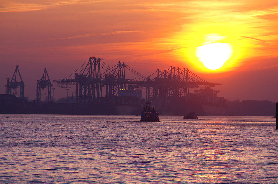Sonnenuntergang an den St. Pauli Landungsbrücken in Hamburg