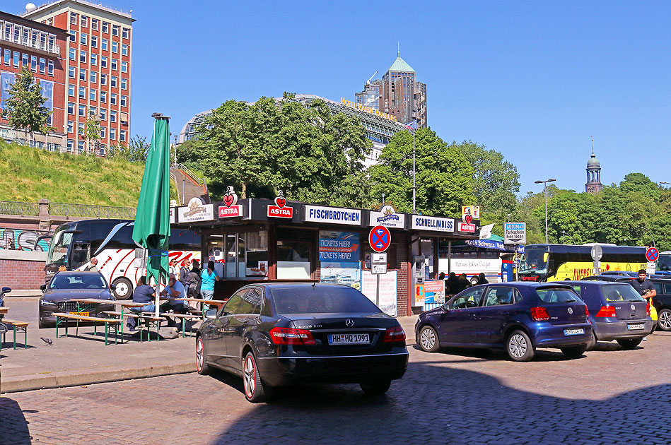 Der Schnellimbiss am Alten Elbtunnel in Hamburg an den Landungsbrücken
