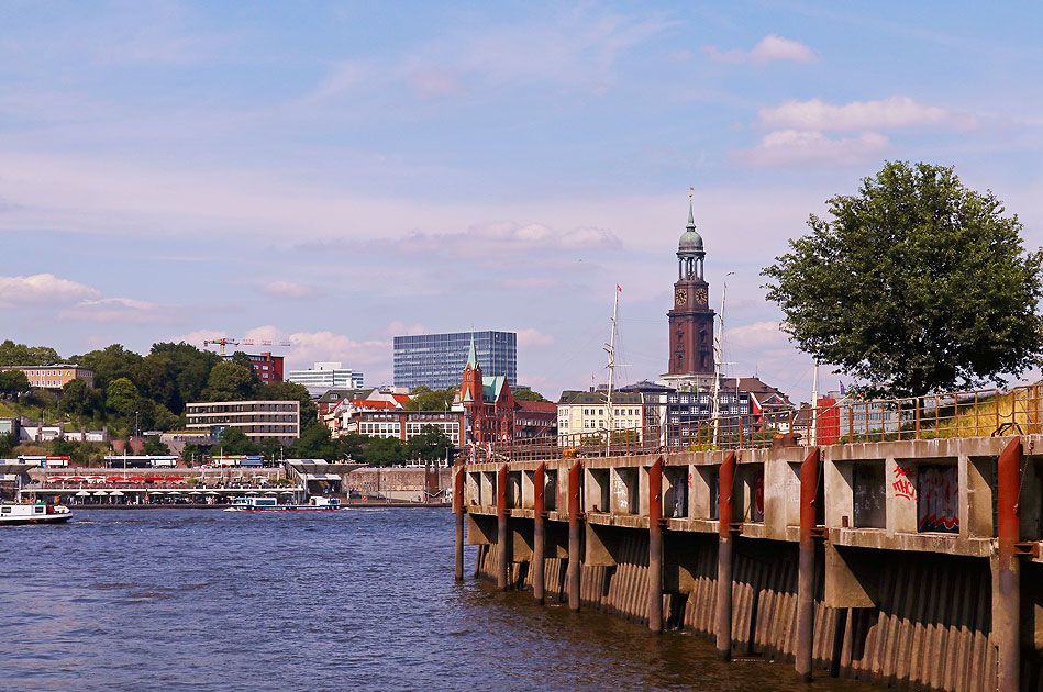 Der Blick aus den Fährkanal auf die St. Pauli Landungsbrücken