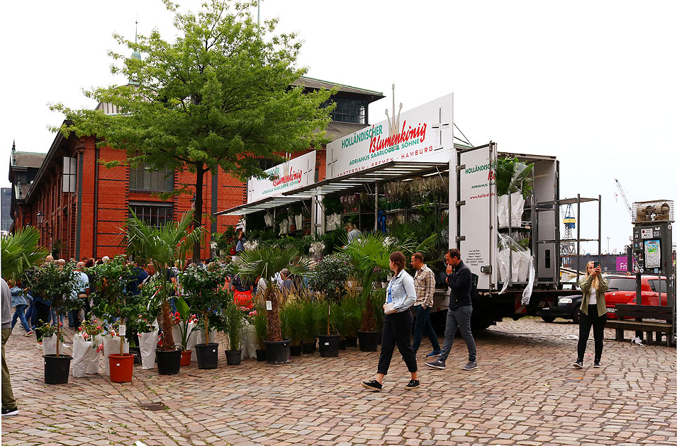 Auf dem Fischmarkt in Hamburg - Bluemverkauf vom Lastwagen