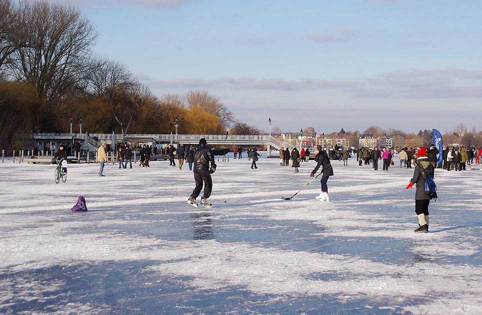 Die Alster zugefroren am Anleger Rabenstraße