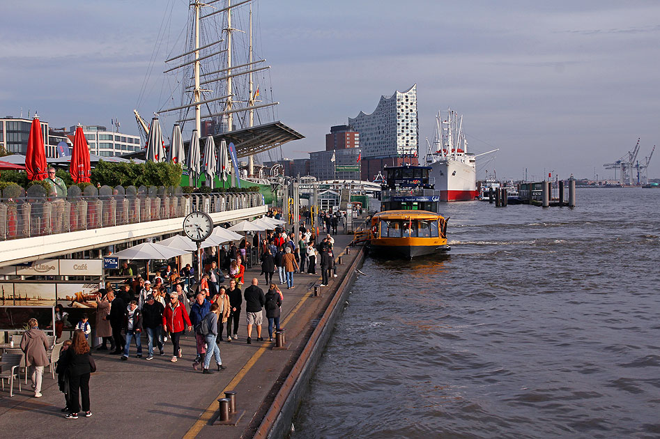 Auf dem Anleger an den Landungsbrücken