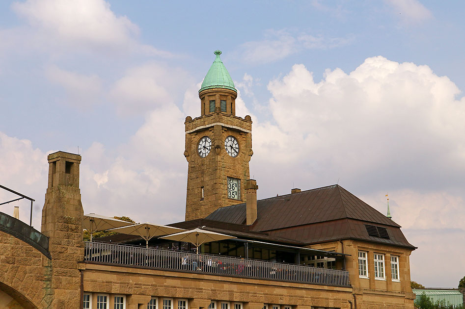 Der Pegelturm an den St. Pauli Landungsbrücken in Hamburg