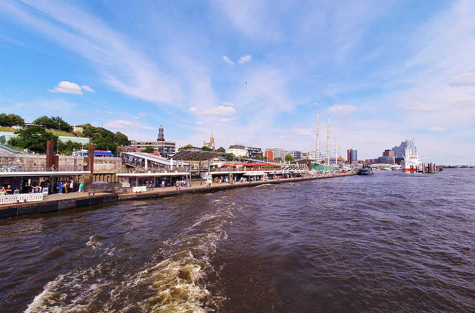 Die Landungsbrücken in Hamburg mit der Elbphilharmonie