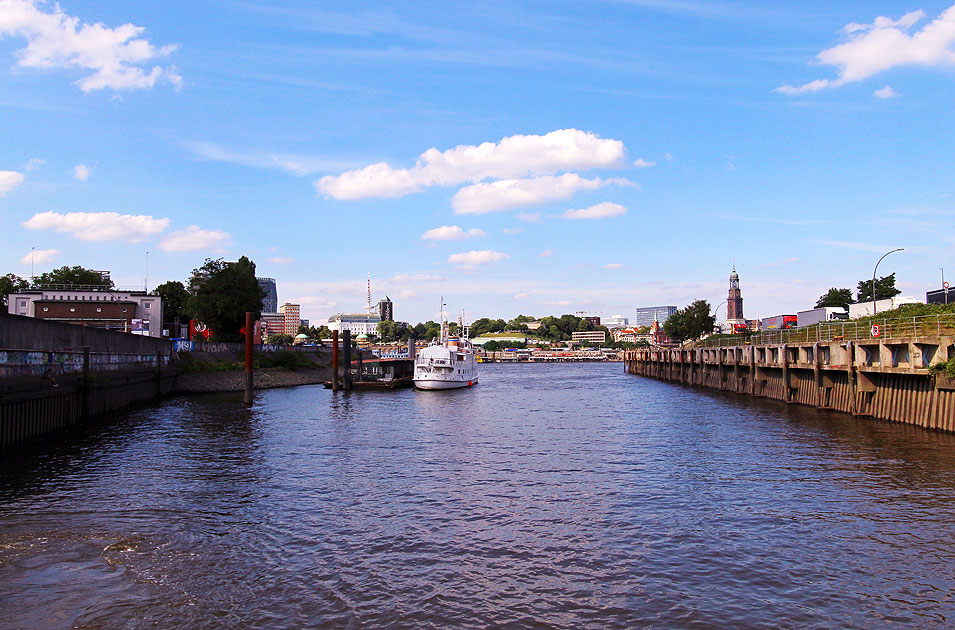 Der Fährkanal in Hamburg mit Blick auf die Landungsbrücken