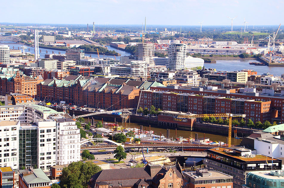Der Blick vom Michel in Hamburg auf die Speicherstadt und den Hafen