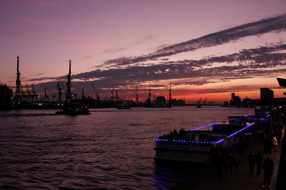 Sonnenuntergang an den St. Pauli Landungsbrücken in Hamburg