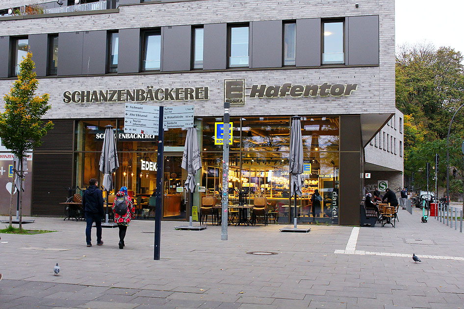 Der Edeka im Hafentor an den St. Pauli Landungsbrücken in Hamburg