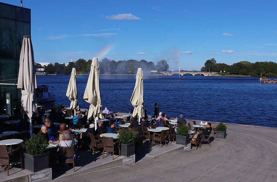 Der Jungfernstieg und die Binnenalster in Hamburg