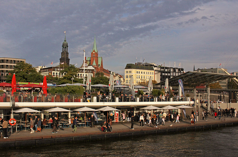 An den St. Pauli Landungsbrücken in Hamburg