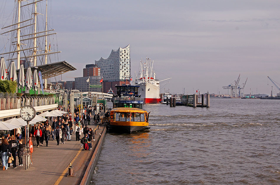 Der Anleger an den St. Pauli Landungsbrücken mit der Brücke 1