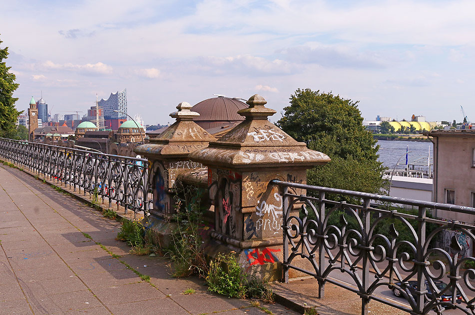 Die Straße bei der Erholung oberhalb der St. Pauli Landungsbrücken
