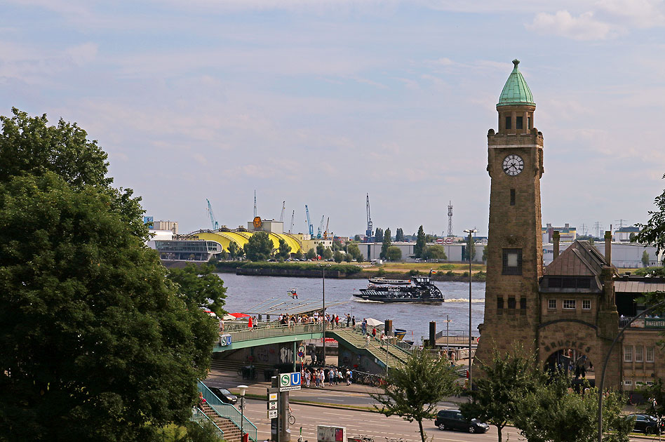 Die St. Pauli Landungsbrücken in Hamburg