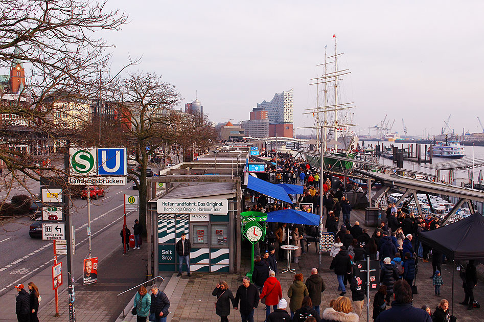 Die St. Pauli Landungsbrücken in Hamburg an der Elbe