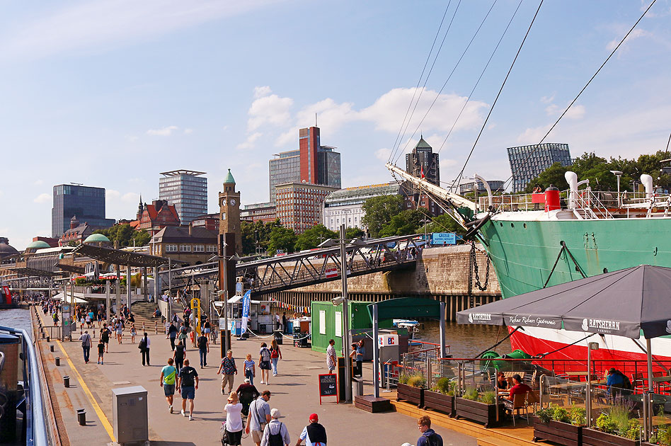 Die Brücke 1 an den St. Pauli Landungsbrücken in Hamburg