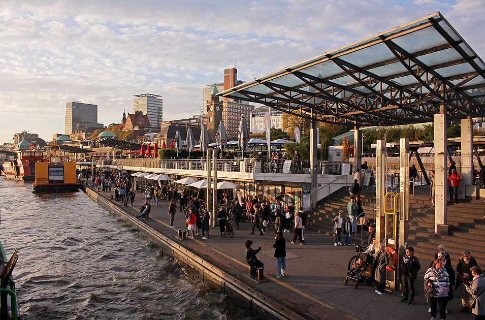 An den St. Pauli Landungsbrücken mit der Brücke 1