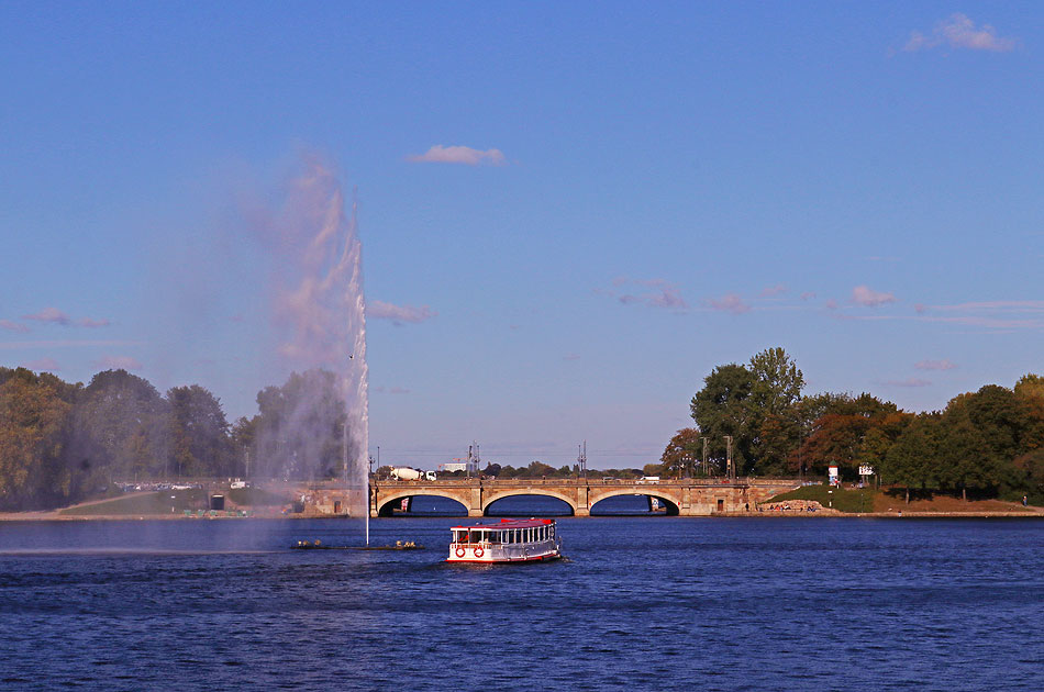 Der Alsterdampfer Saselbek auf der Binnenalster vor der Lombardsbrücke