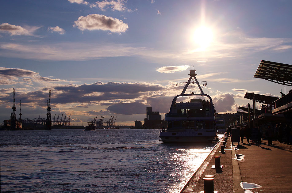 Sonnenuntergang an den St. Pauli Landungsbrücken in Hamburg
