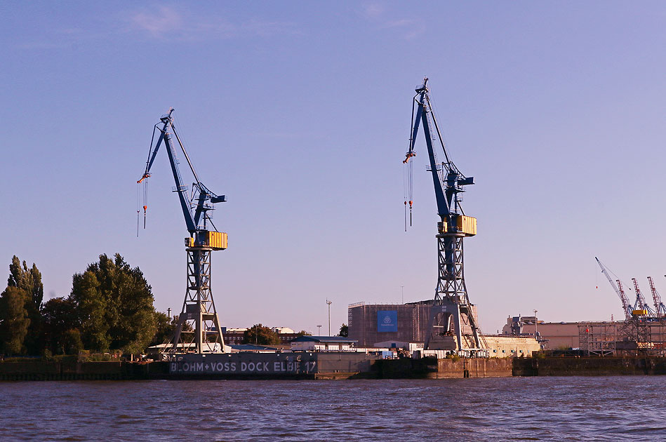Hafenkräne im Hamburger Hafen an den St. Pauli Landungsbrücken