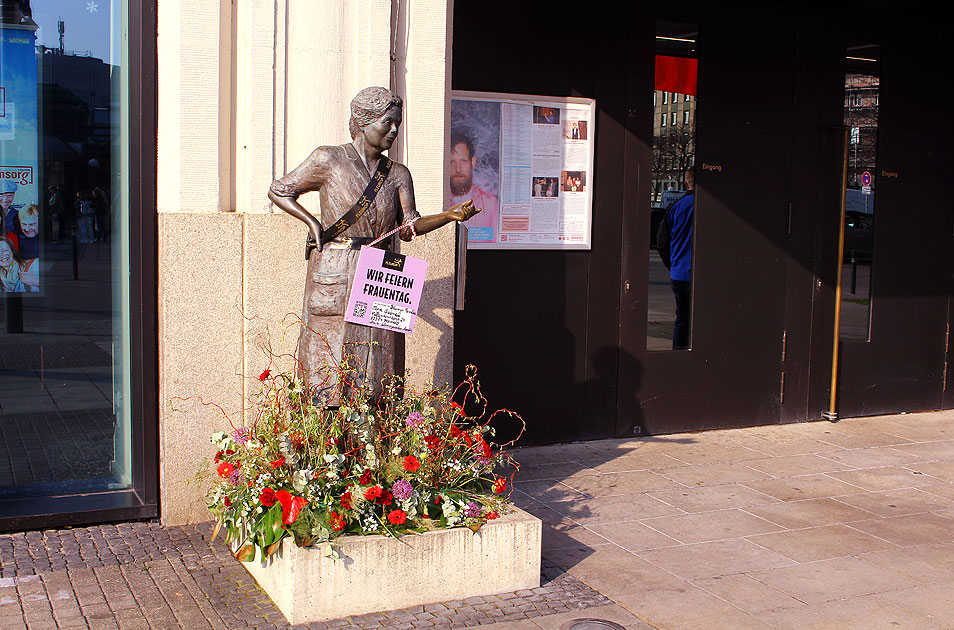 Das Heidi Kabel Denkmal wurde zum Frauentag mit Blumen geschm&uuml;ckt