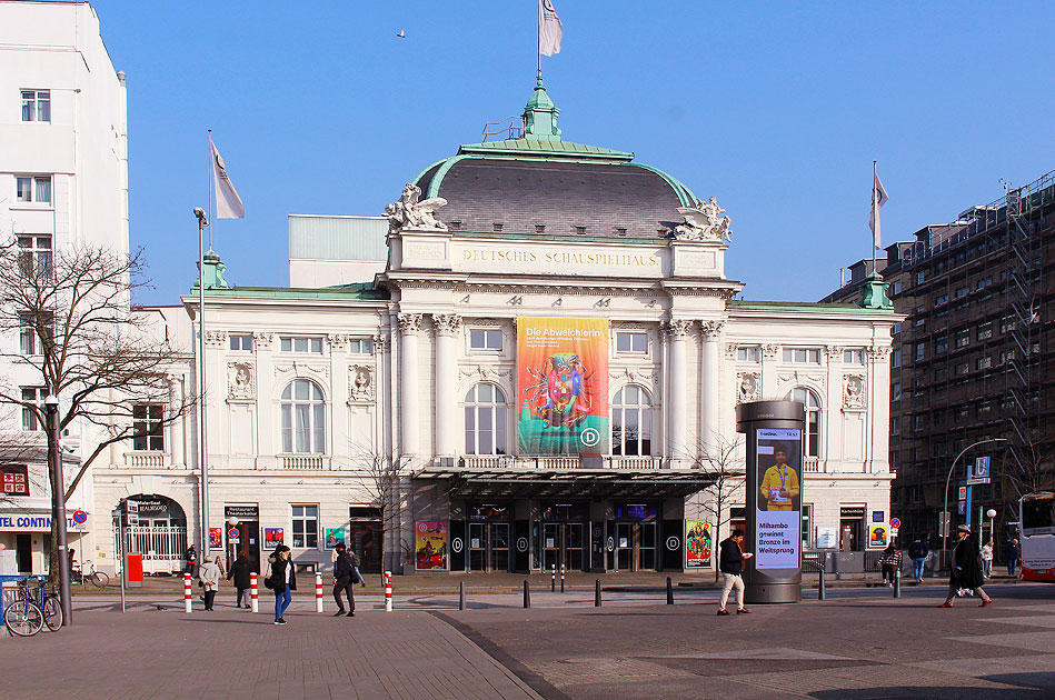 Das Deutsche Schauspielhaus vor dem Hamburger Hauptbahnhof
