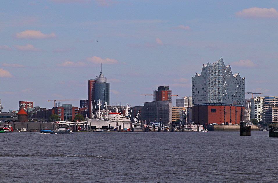 Der Blick über die Elbe auf die Cap San Diego und Elbphilharmonie