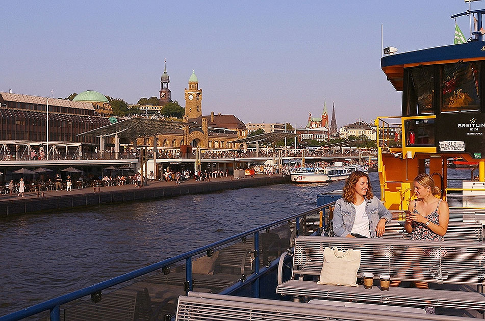 Der Blick auf den Anleger St. Pauli Landungsbr&uuml;cken in Hamburg
