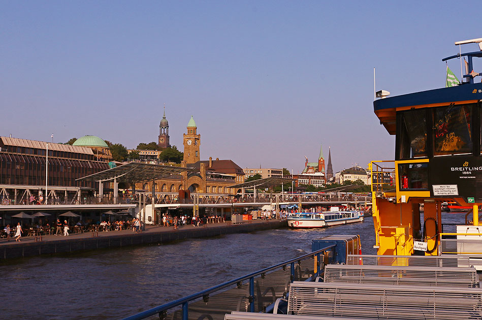 Der Blick auf den Anleger St. Pauli Landungsbrücken in Hamburg