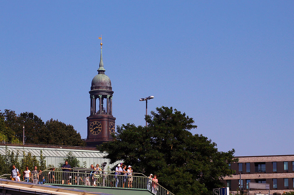 Der Hamburger Michel von den St. Paui Landungsbrücken