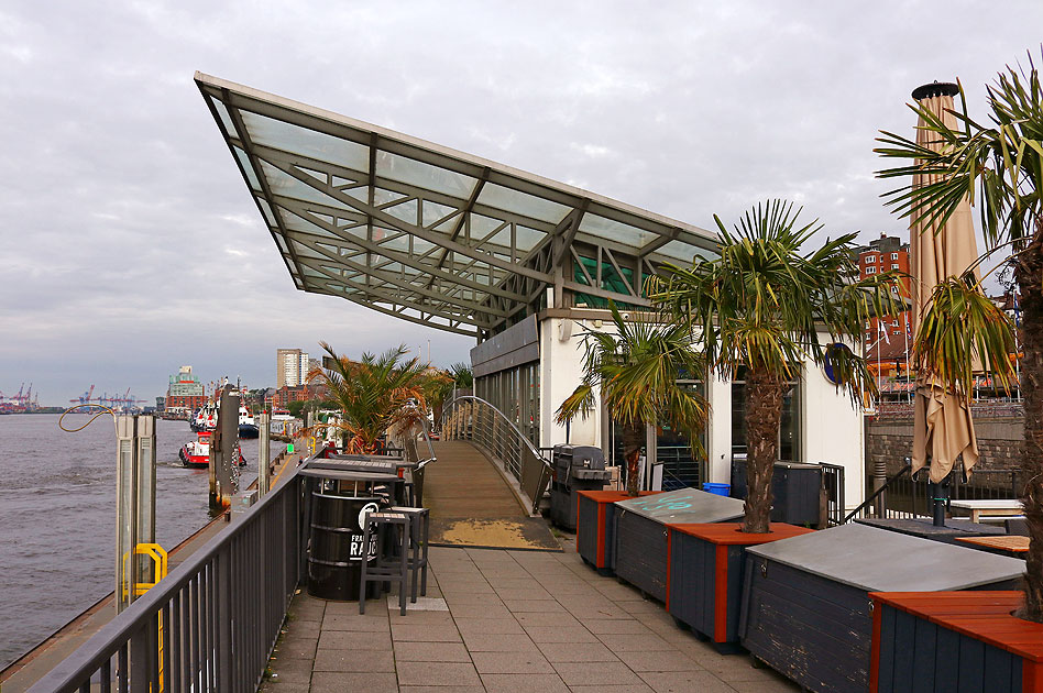 Die Brücke 8 mit dem Watergate an den St. Pauli Landungsbrücken