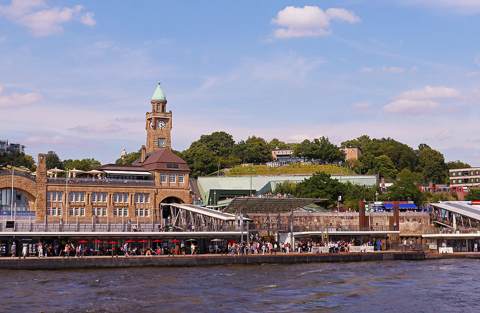 Die St. Pauli Landungsbrücken in Hamburg