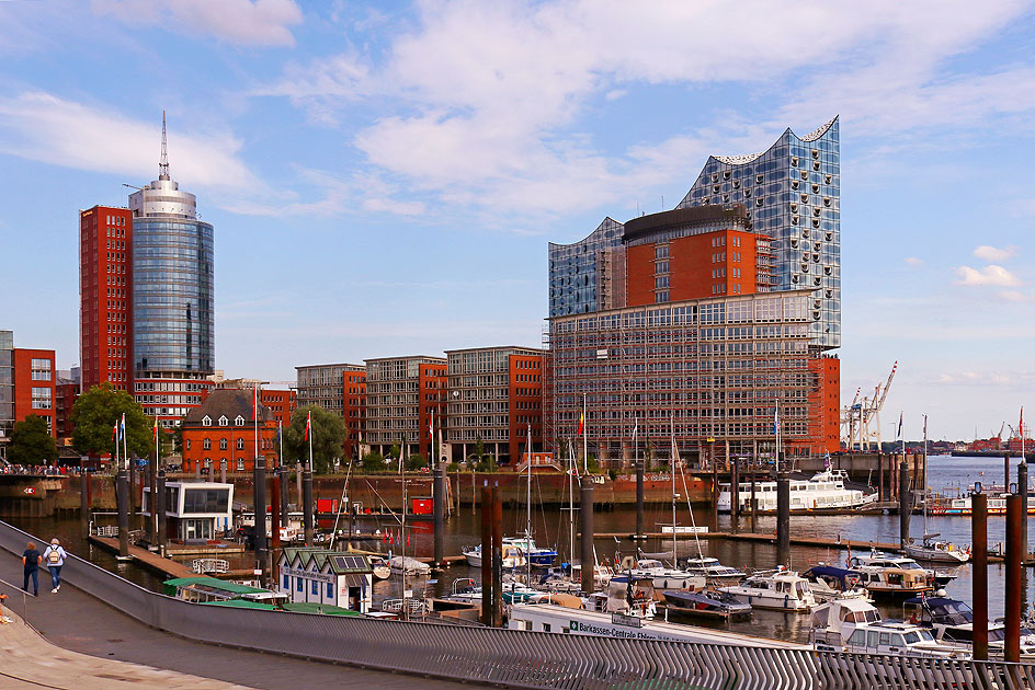 Das Columbus Haus, die Elbphilharmonie und der Niederhafen in Hamburg