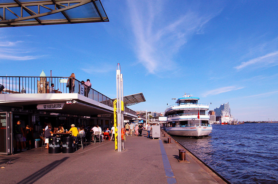 An den St. Pauli Landungsbrücken in Hamburg