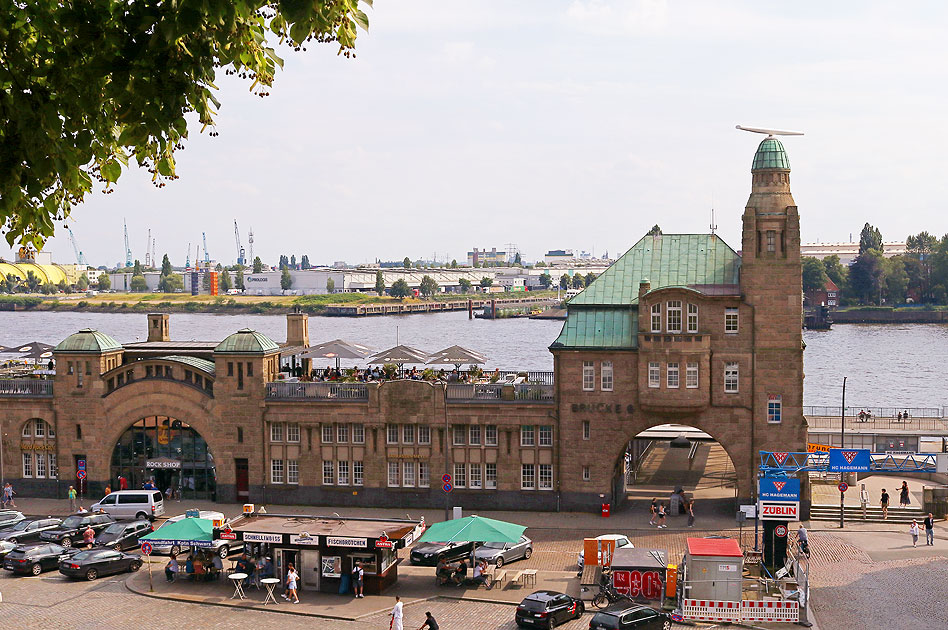 Die St. Pauli Landungsbrücken in Hamburg