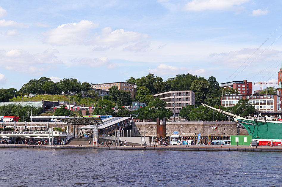 Die Brücke 1 an den St. Pauli Landungsbrücken in Hamburg