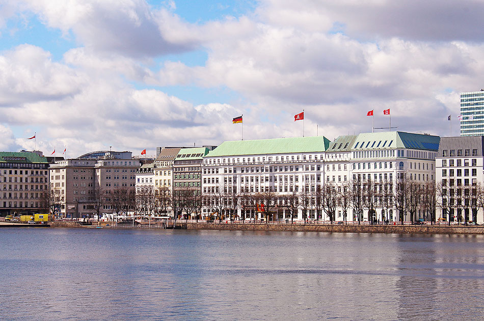 Das Hotel Vier Jahreszeiten an der Binnenalster in Hamburg