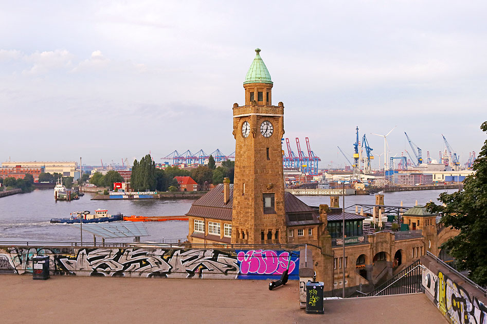 Auf dem Stintfang in Hamburg an den St. Pauli Landungsbrücken