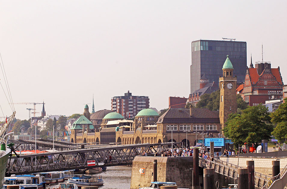 Das Abfertigungsgebäude der St. Pauli Landungsbrücken in Hamburg
