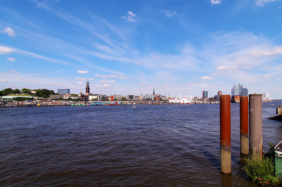 Die Elbe und St. Pauli Landungsbrücken in Hamburg