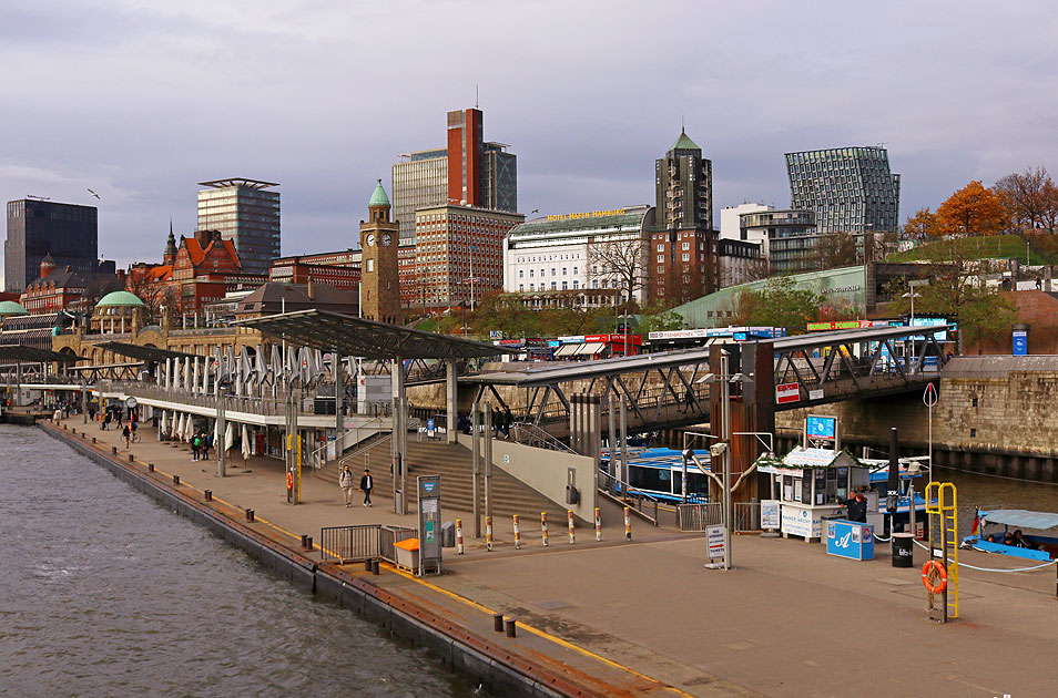 Die St. Pauli Landungsbrücken mit der Brücke 1 in Hamburg