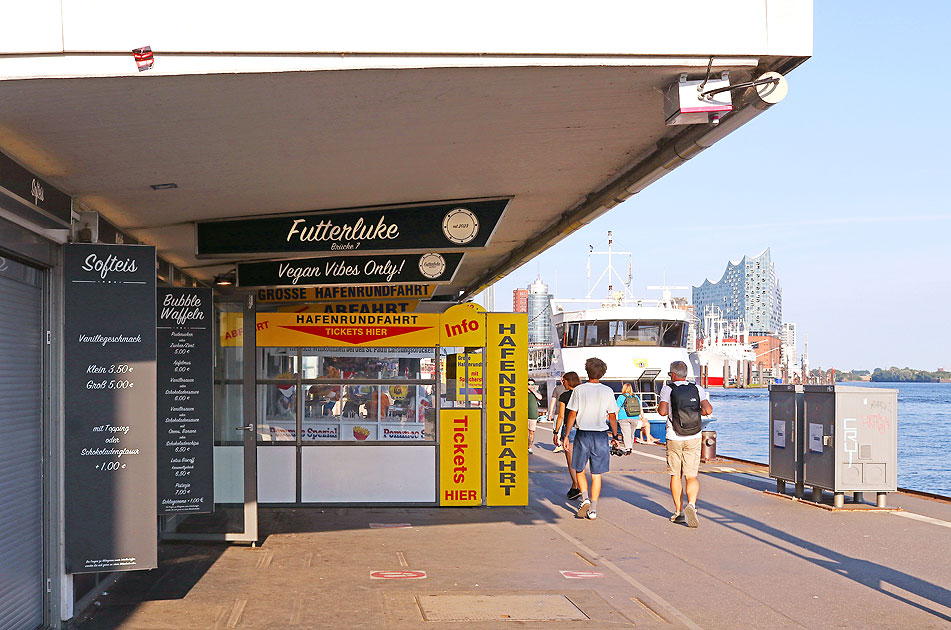 An den St. Pauli Landungsbrücken in Hamburg