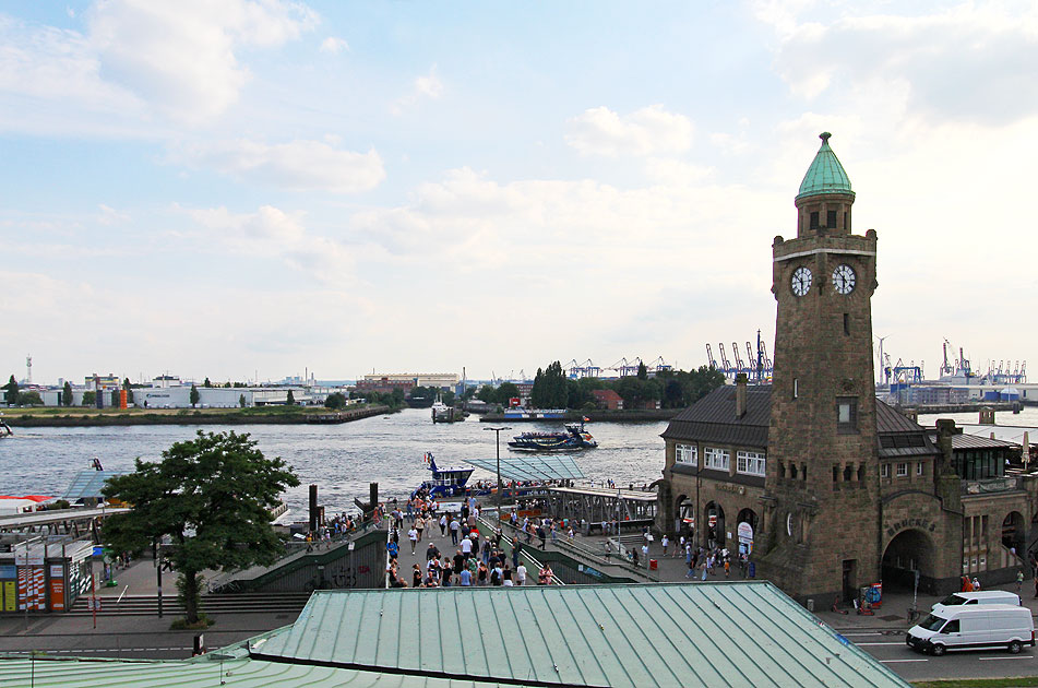 Die Landungsbrücken mit dem Abfertigungsgebäude in Hamburg