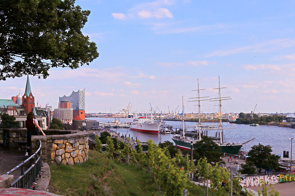 Ganz oben auf dem Stintfang in Hamburg über den St. Pauli Landungsbrücken