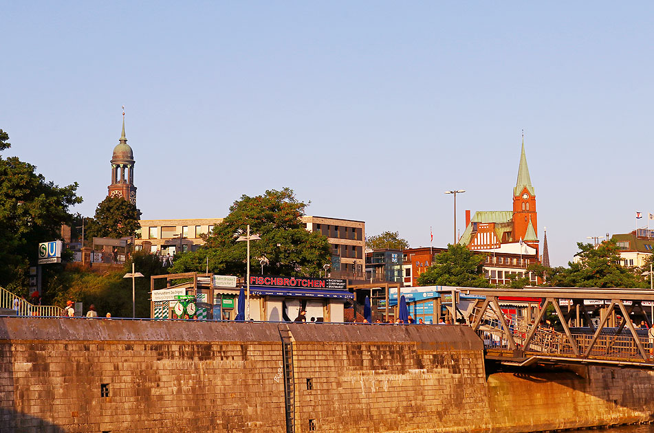 An den St. Pauli Landungsbrücken in Hamburg