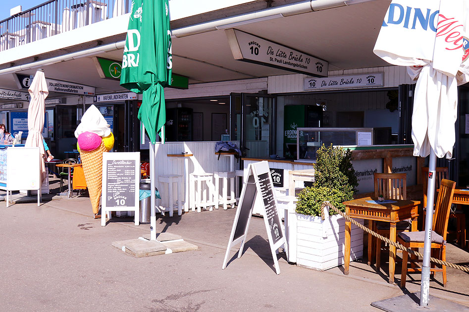 Die Lütte Brücke 10 an der Brücke 10 an den St. Pauli Landungsbrücken in Hamburg