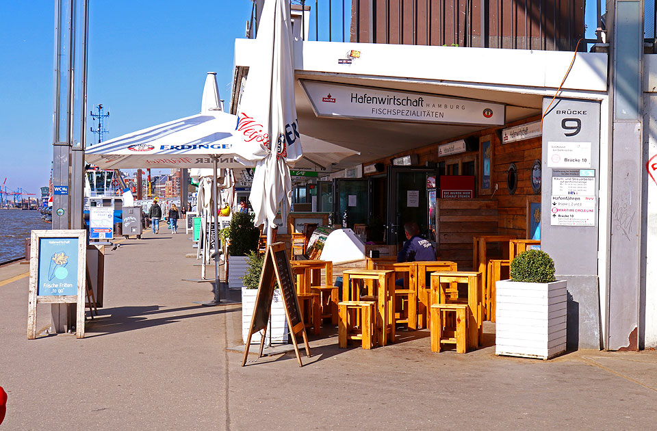 Die Brücke 9 mit der Hafenwirtschaft an den St. Pauli Landungsbrücken
