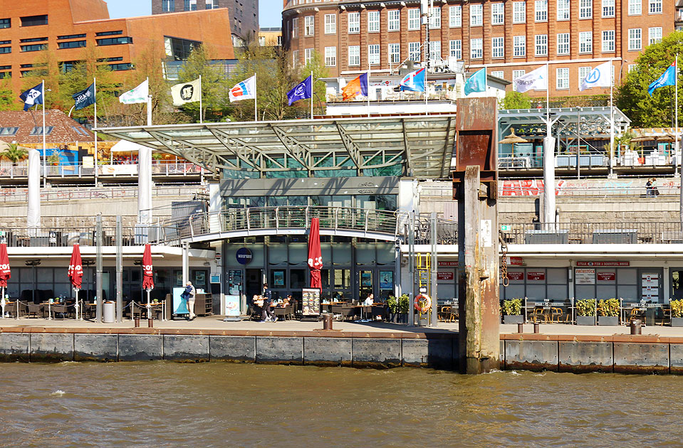 Die Brücke 8 und das Watergate an den St. Pauli Landungsbrücken in Hamburg