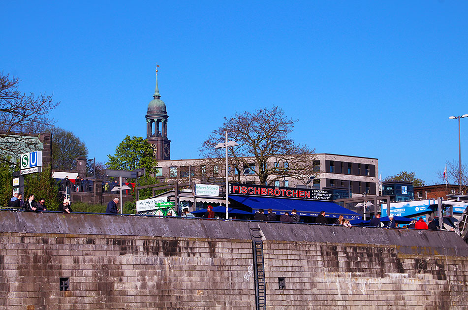 An den St. Pauli Landungbrücken in Hamburg