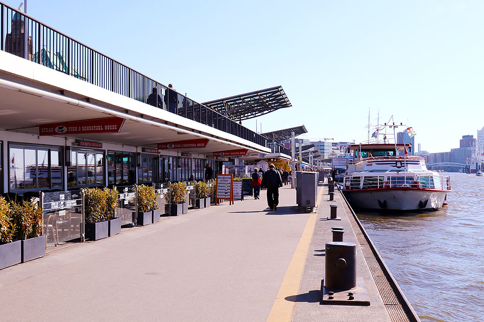 Auf dem Anleger an den St. Pauli Landungsbrücken