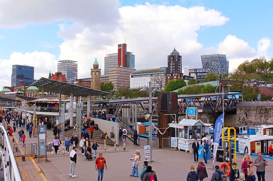 Die Brücke 1 mit den St. Pauli Landungsbrücken in Hamburg